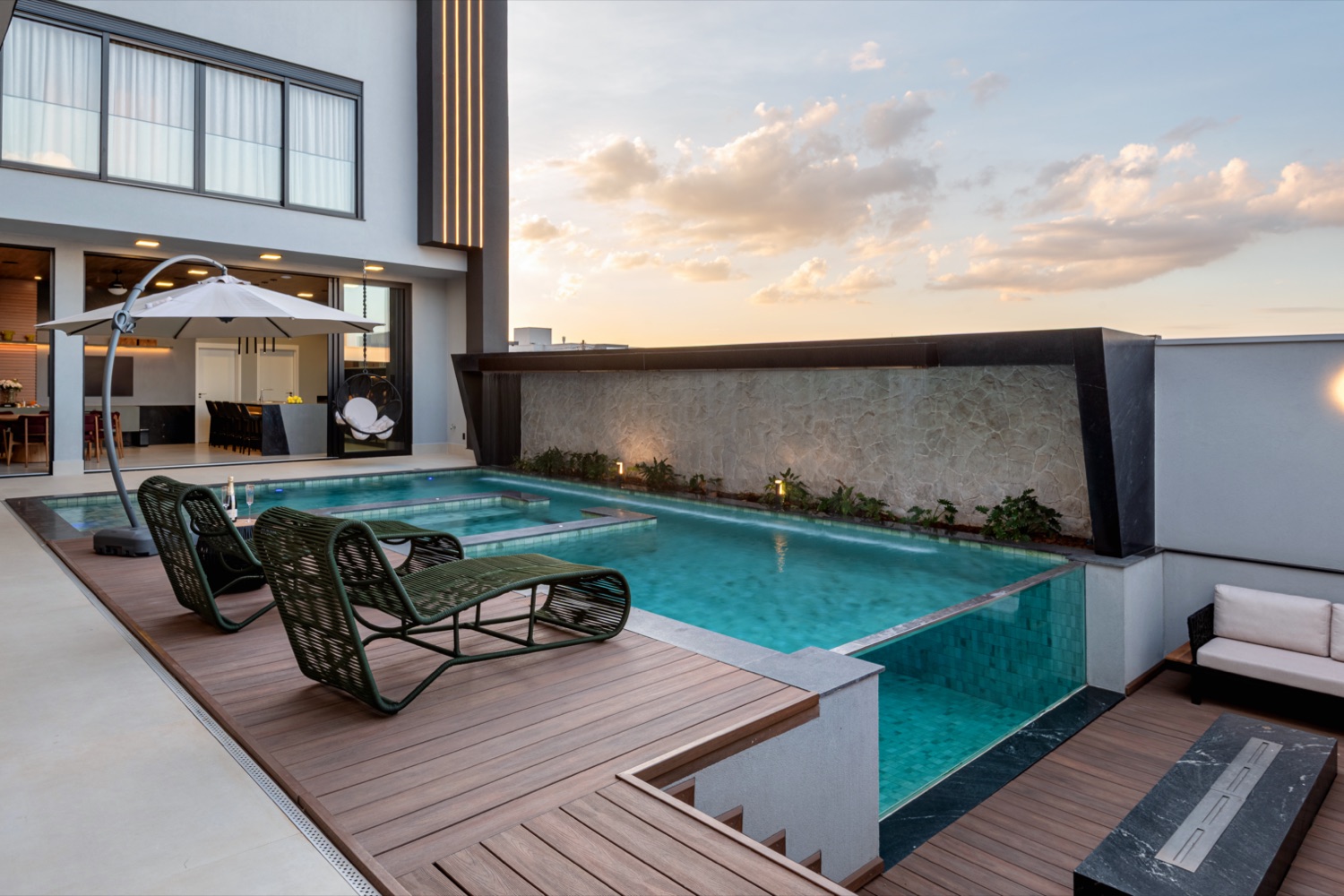 Área externa com piscina e paisagismo